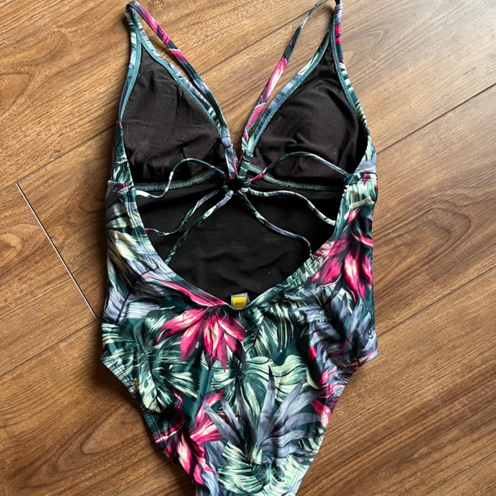 Ladies Lole Swimsuit - Size XS - Excellent Used Condition - Picture 2 of 4